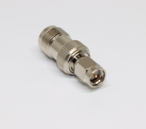 RFOCS 136141 Adapter, RP-TNC (Female) to SMA (Male) front